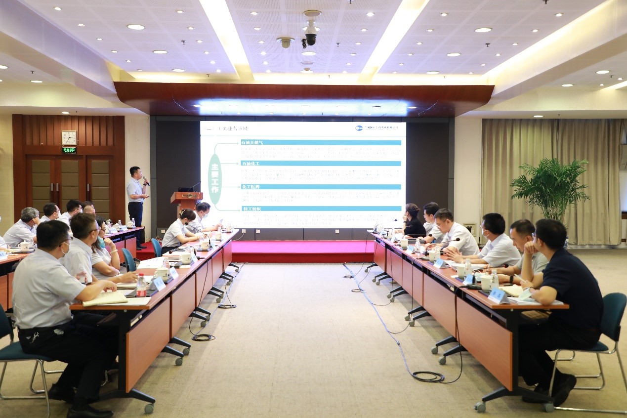 茍護生董事長調研石化輕紡業(yè)務部.jpg 茍護生董事長調研石化輕紡業(yè)務部.jpg